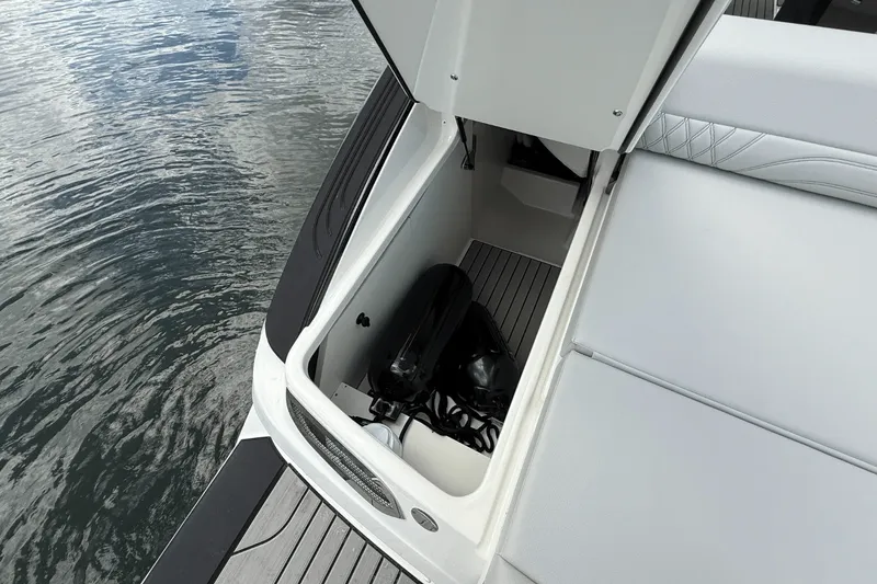 Slide: The Image of Sea Ray SLX 280 2026 - 8