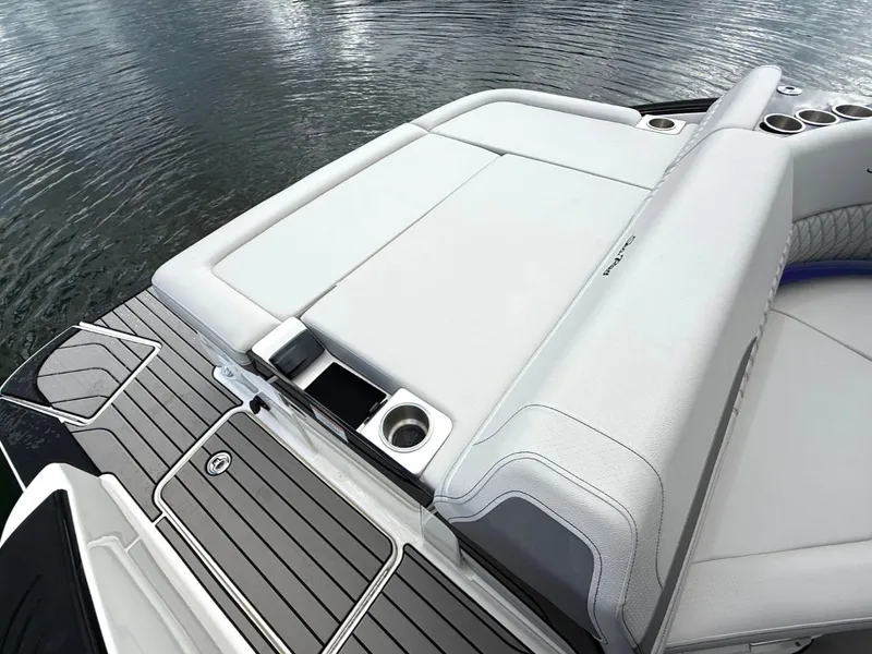 Slide: The Image of Sea Ray SLX 280 2026 - 25