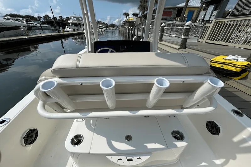 Slide: The Image of Boston Whaler 220 Dauntless 2026 - 10