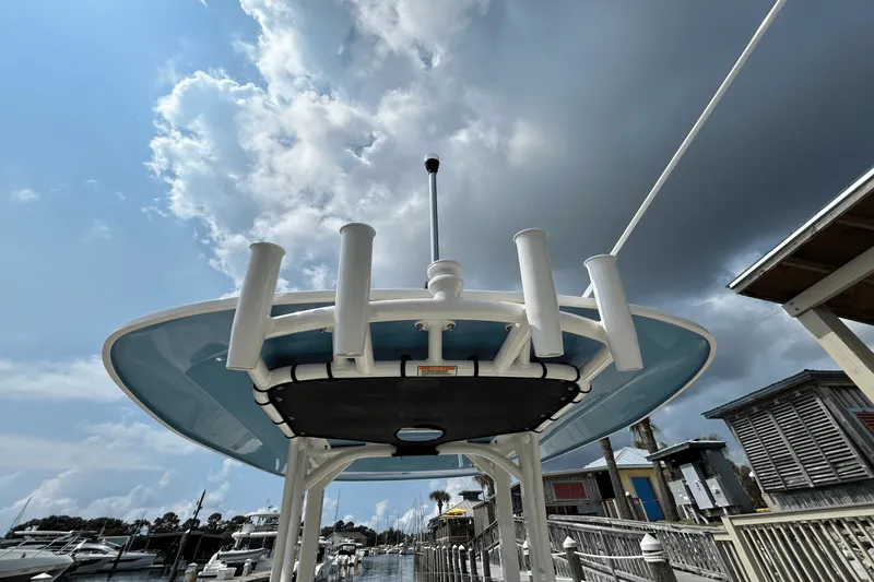 Slide: The Image of Boston Whaler 220 Dauntless 2026 - 12