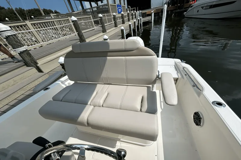 Slide: The Image of Boston Whaler 220 Dauntless 2026 - 13