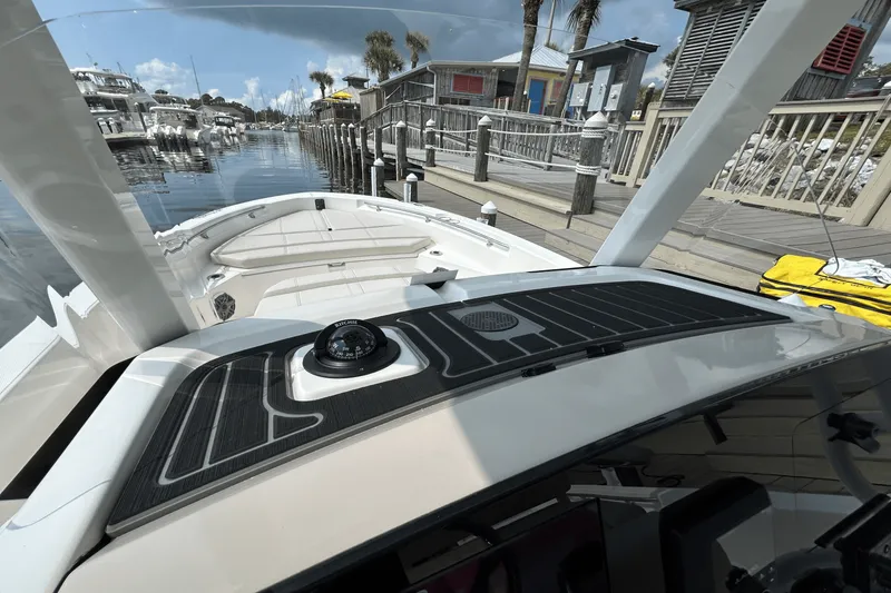 Slide: The Image of Boston Whaler 220 Dauntless 2026 - 15