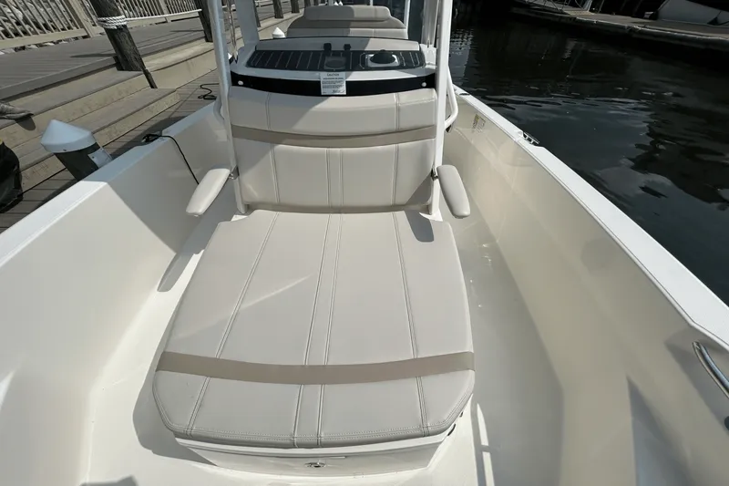 Slide: The Image of Boston Whaler 220 Dauntless 2026 - 16
