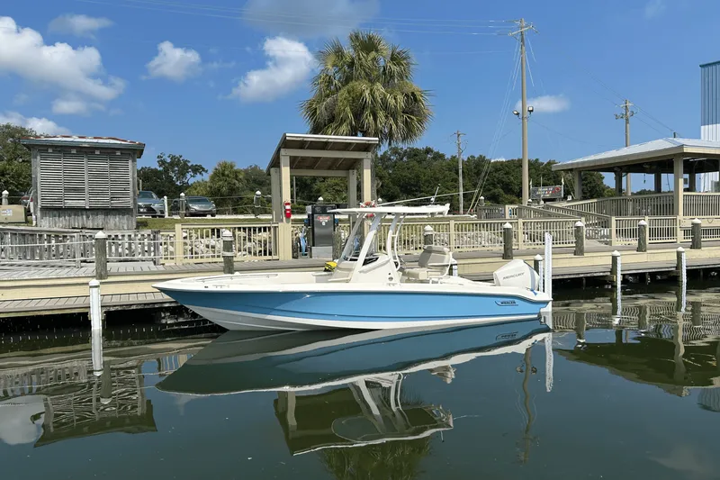 Slide: The Image of Boston Whaler 220 Dauntless 2026 - 3