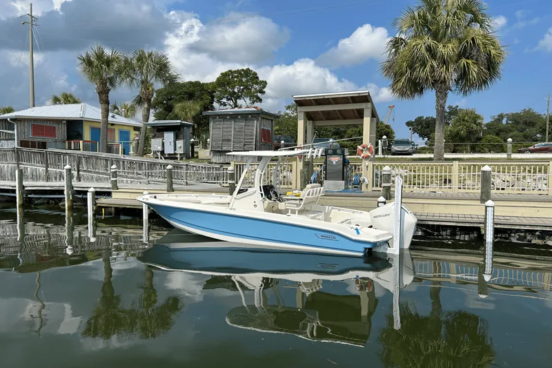 Slide: The Image of Boston Whaler 220 Dauntless 2026 - 4