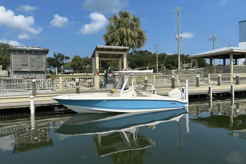 Slide: The Image of Boston Whaler 220 Dauntless 2026 - 5