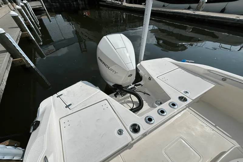 Slide: The Image of Boston Whaler 220 Dauntless 2026 - 6