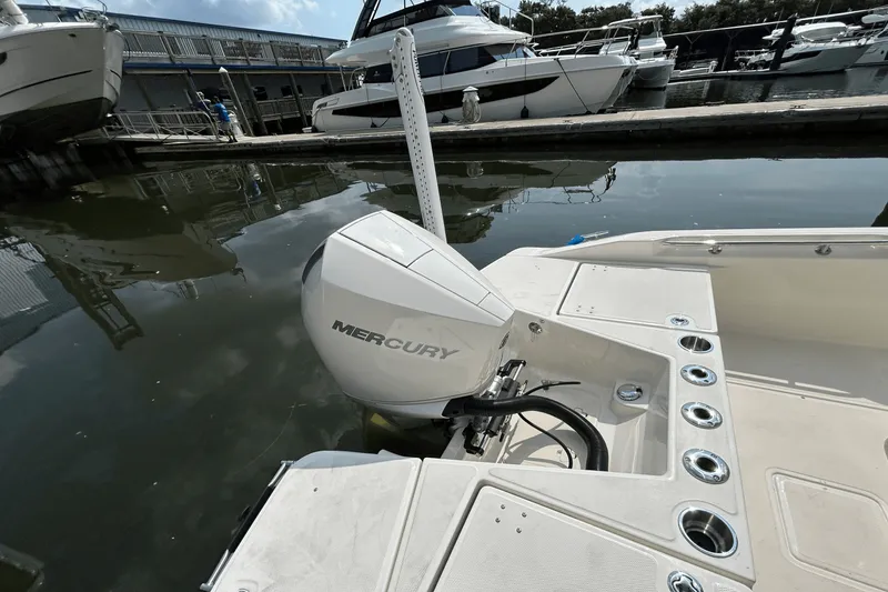 Slide: The Image of Boston Whaler 220 Dauntless 2026 - 7