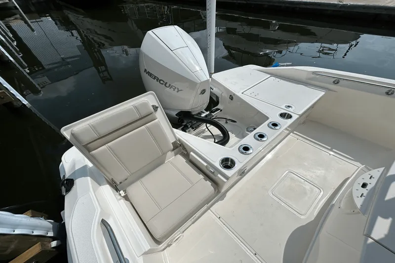 Slide: The Image of Boston Whaler 220 Dauntless 2026 - 8