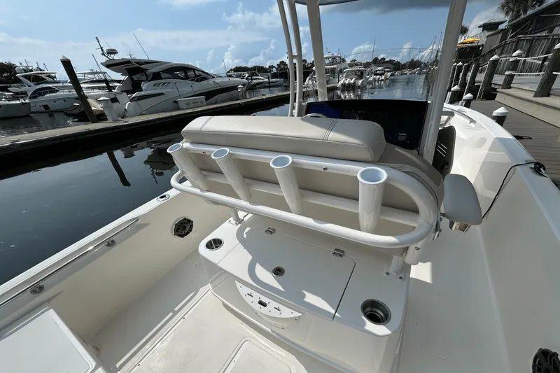 Slide: The Image of Boston Whaler 220 Dauntless 2026 - 9