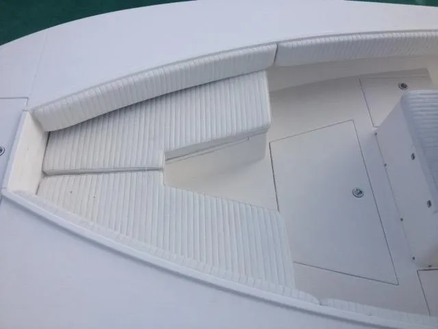 Slide: The Image of 2002 Regulator 32 Forward Seating boat with white cushioned seats. - 25