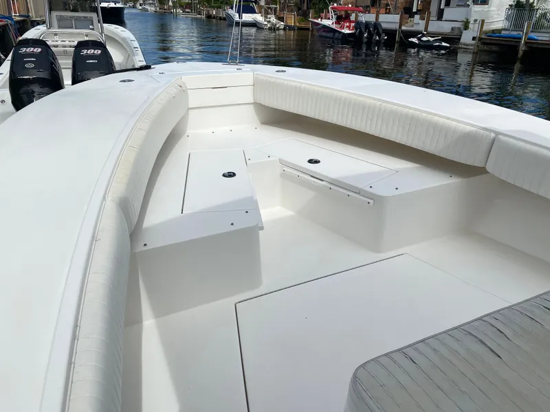 Slide: The Image of 2002 Regulator 32 Forward Seating boat with spacious deck and seating area. - 8