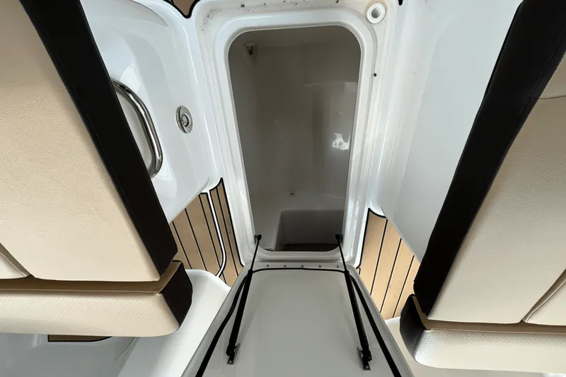 Slide: The Image of Sea Ray SDX 250 Outboard 2026 - 24