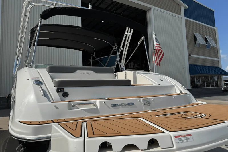 Slide: The Image of Sea Ray 300 SUNDECK 2011 - 20