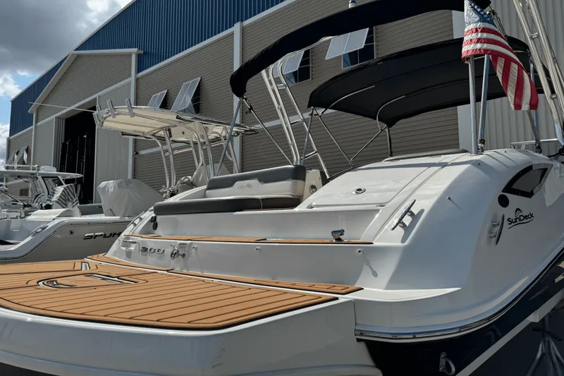 Slide: The Image of Sea Ray 300 SUNDECK 2011 - 21