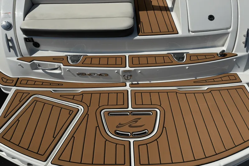 Slide: The Image of Sea Ray 300 SUNDECK 2011 - 23