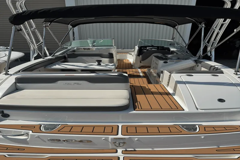 Slide: The Image of Sea Ray 300 SUNDECK 2011 - 24