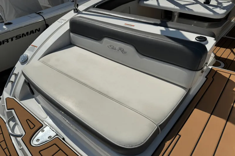 Slide: The Image of Sea Ray 300 SUNDECK 2011 - 25