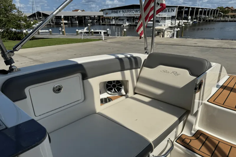 Slide: The Image of Sea Ray 300 SUNDECK 2011 - 27
