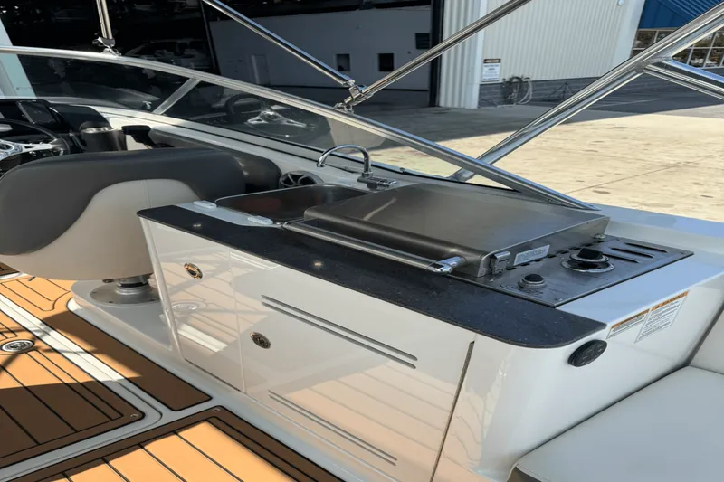 Slide: The Image of Sea Ray 300 SUNDECK 2011 - 28