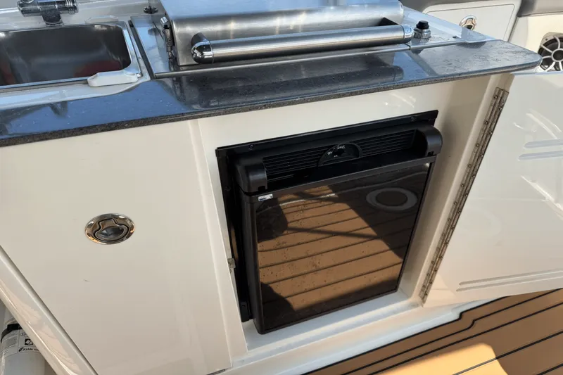 Slide: The Image of Sea Ray 300 SUNDECK 2011 - 29