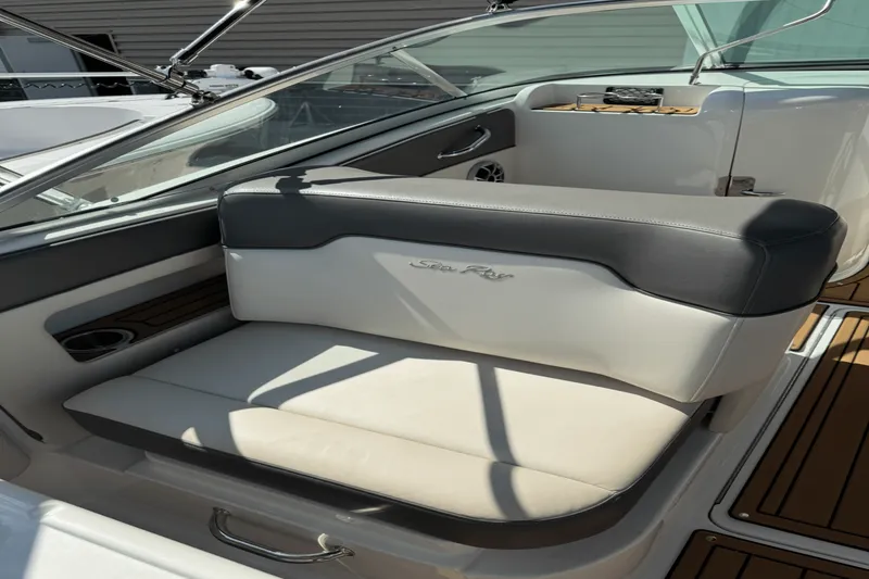 Slide: The Image of Sea Ray 300 SUNDECK 2011 - 30
