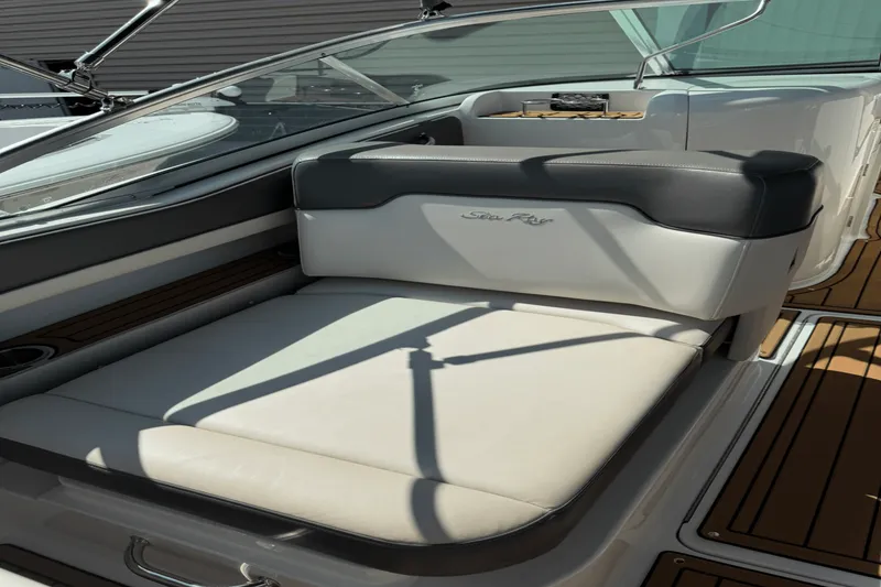 Slide: The Image of Sea Ray 300 SUNDECK 2011 - 31