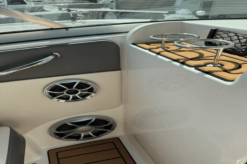 Slide: The Image of Sea Ray 300 SUNDECK 2011 - 35