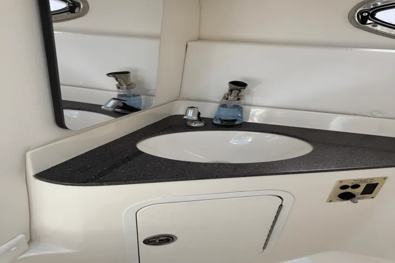 Slide: The Image of Sea Ray 300 SUNDECK 2011 - 37