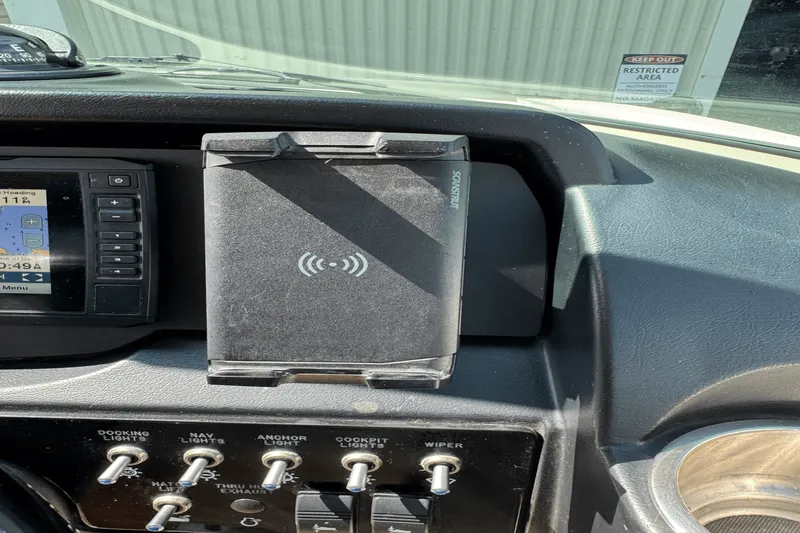 Slide: The Image of Sea Ray 300 SUNDECK 2011 - 45