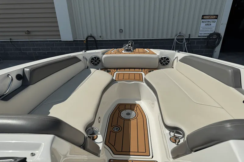 Slide: The Image of Sea Ray 300 SUNDECK 2011 - 47