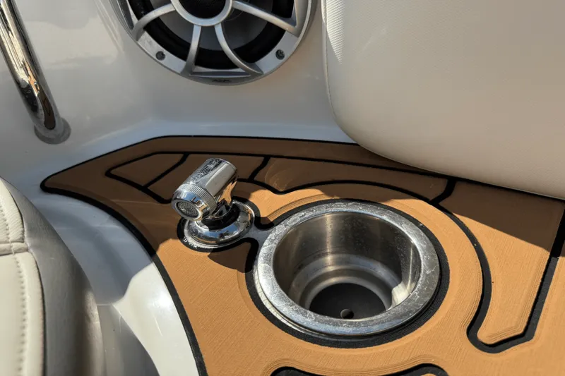 Slide: The Image of Sea Ray 300 SUNDECK 2011 - 48