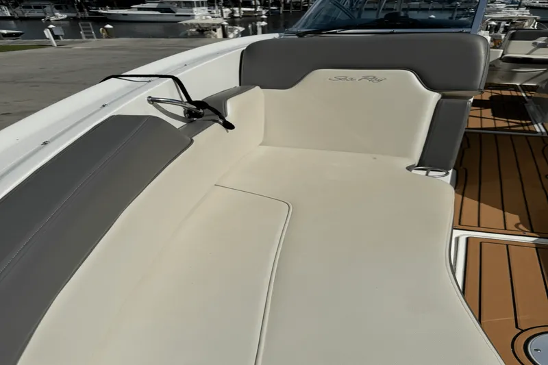 Slide: The Image of Sea Ray 300 SUNDECK 2011 - 49