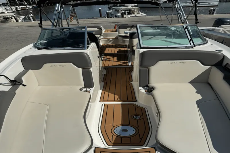 Slide: The Image of Sea Ray 300 SUNDECK 2011 - 52