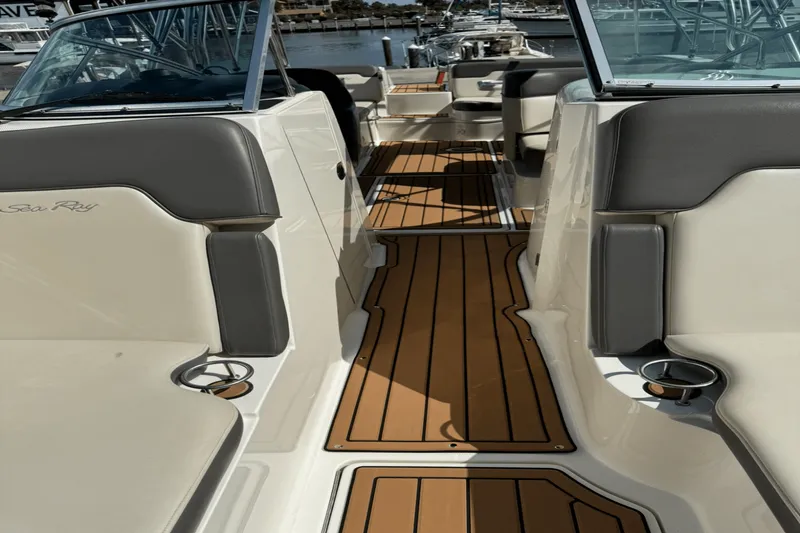 Slide: The Image of Sea Ray 300 SUNDECK 2011 - 53