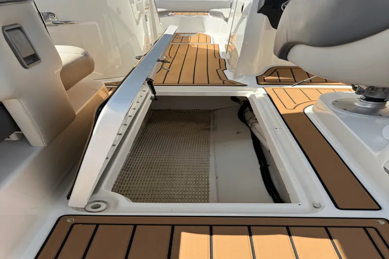 Slide: The Image of Sea Ray 300 SUNDECK 2011 - 56