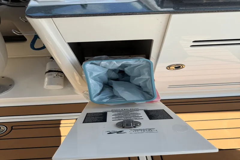 Slide: The Image of Sea Ray 300 SUNDECK 2011 - 59