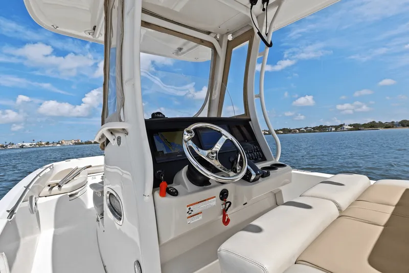 Slide: The Image of Boston Whaler 270 DAUNTLESS 2018 - 43