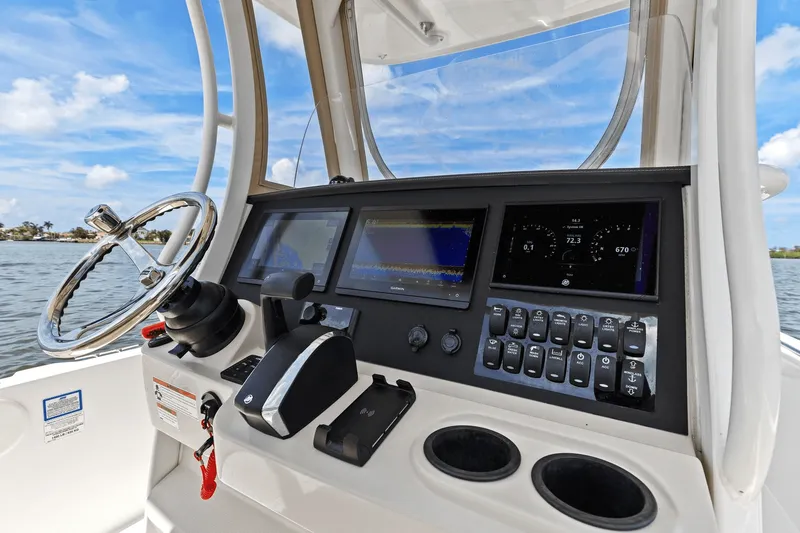 Slide: The Image of Boston Whaler 270 DAUNTLESS 2018 - 44