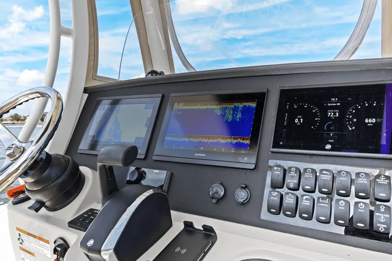 Slide: The Image of Boston Whaler 270 DAUNTLESS 2018 - 45