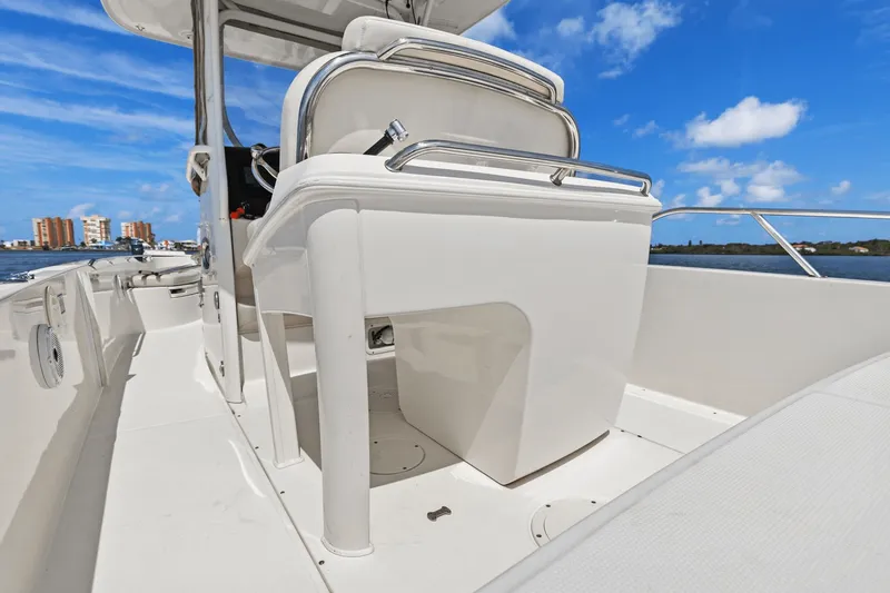 Slide: The Image of Boston Whaler 270 DAUNTLESS 2018 - 50