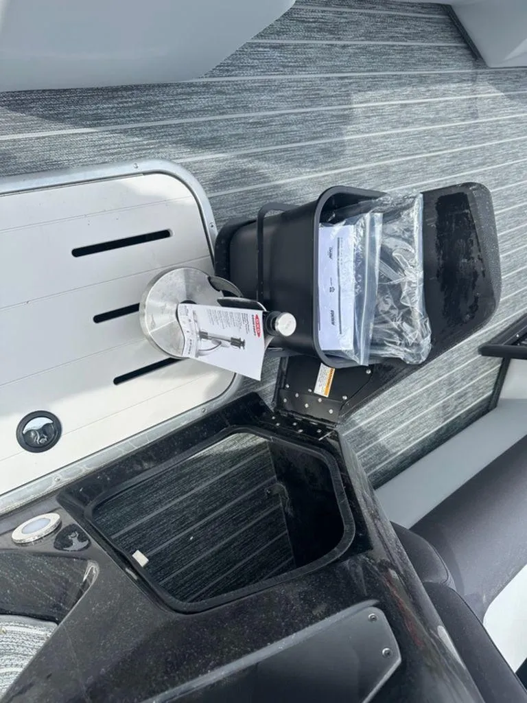 Slide: The Image of Premier 230 Sunsation RL 2025 - 10