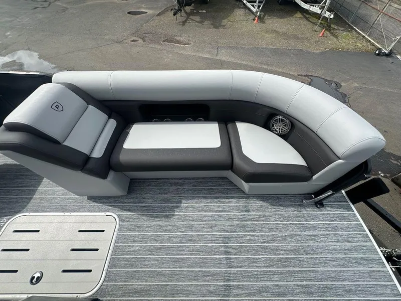 Slide: The Image of Premier 230 Sunsation RL 2025 - 5