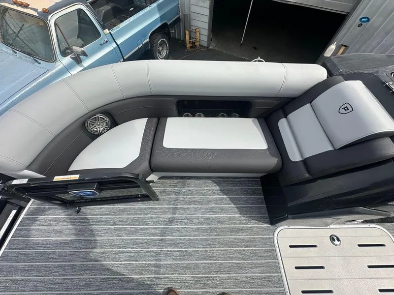 Slide: The Image of Premier 230 Sunsation RL 2025 - 6