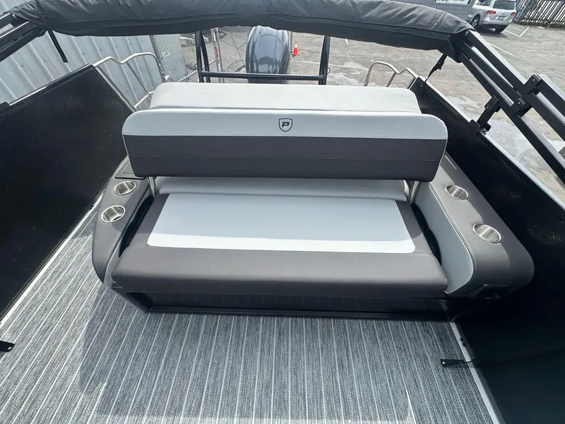 Slide: The Image of Premier 230 Sunsation RL 2025 - 8