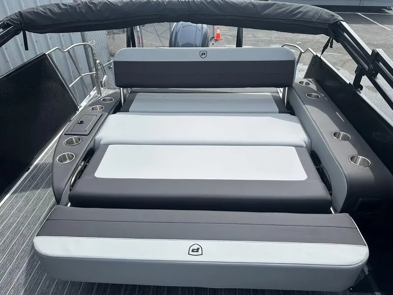 Slide: The Image of Premier 230 Sunsation RL 2025 - 9