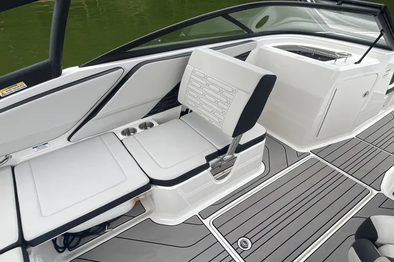 Slide: The Image of Sea Ray 210 SPX 2024 - 10