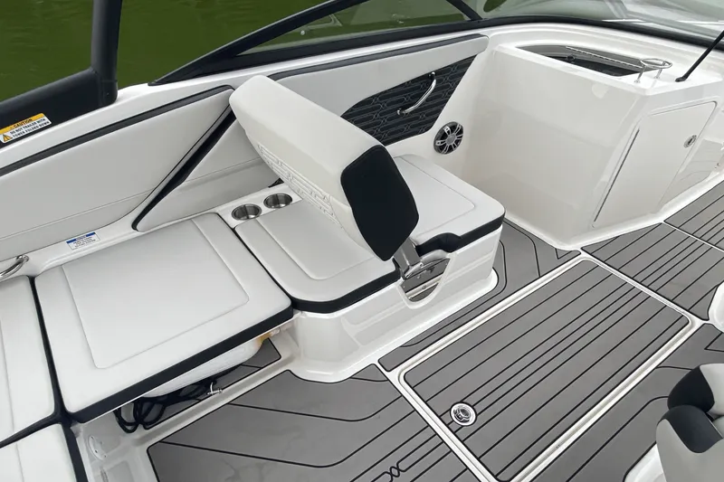 Slide: The Image of Sea Ray 210 SPX 2024 - 11