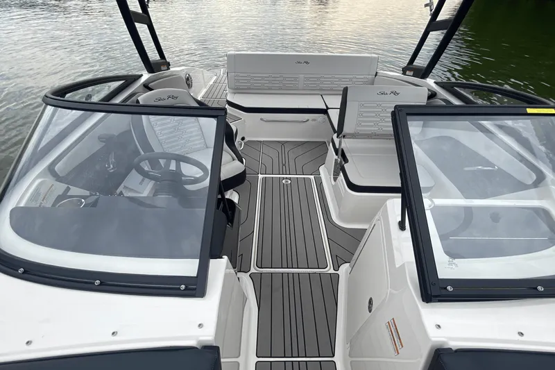 Slide: The Image of Sea Ray 210 SPX 2024 - 13