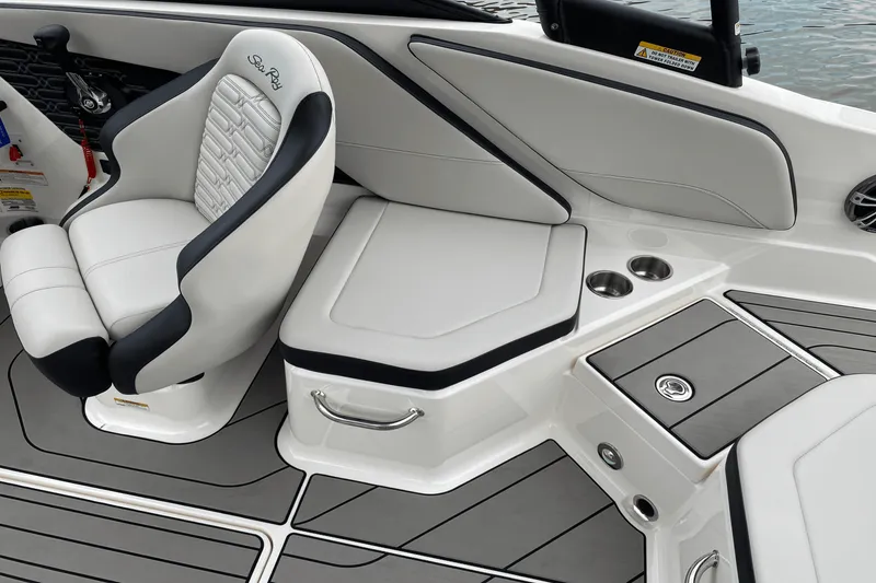 Slide: The Image of Sea Ray 210 SPX 2024 - 18